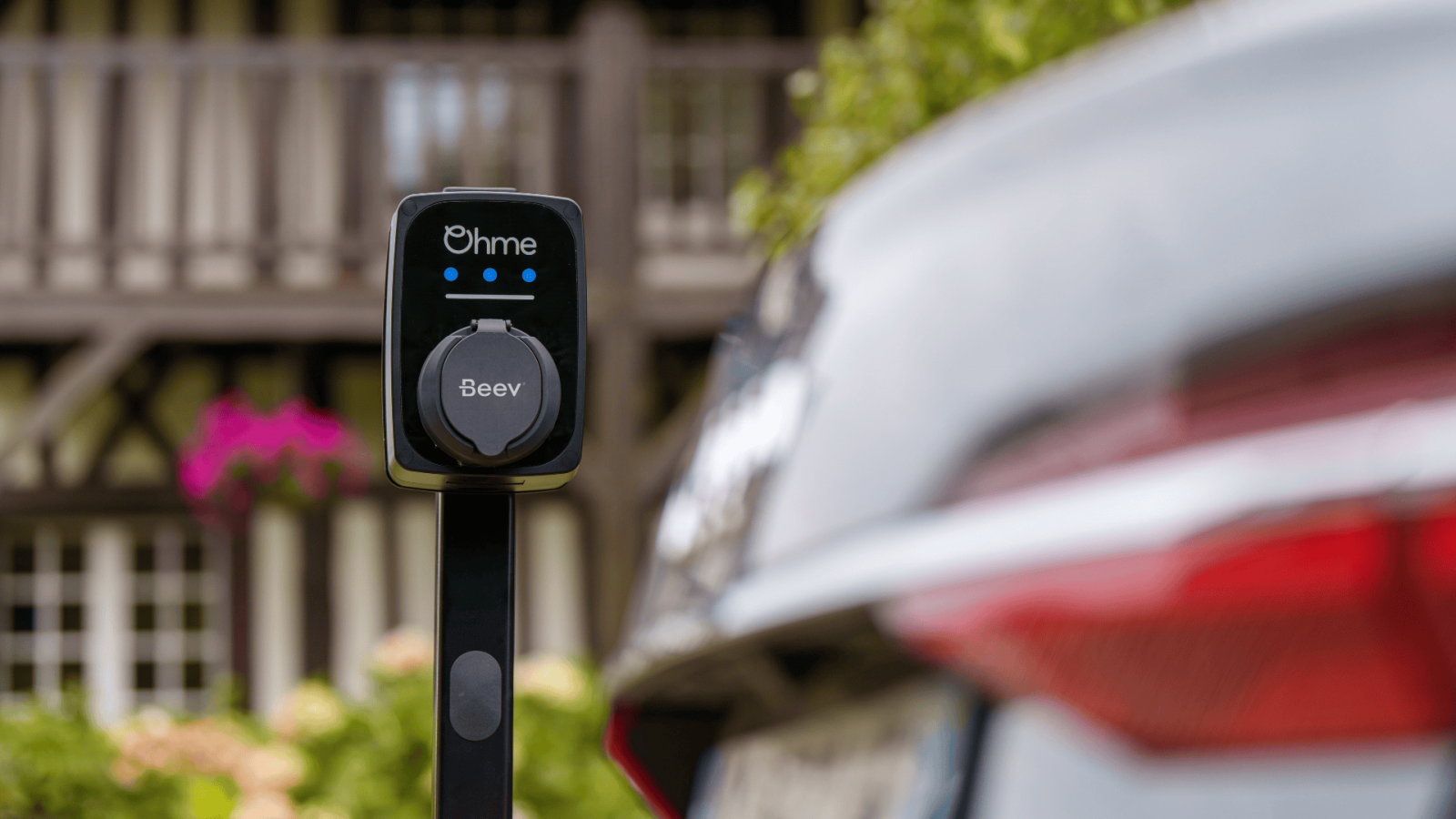 Véhicule électrique près d’une borne de recharge.