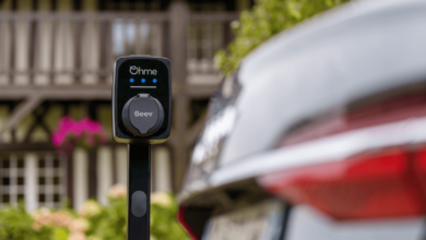Véhicule électrique près d’une borne de recharge.