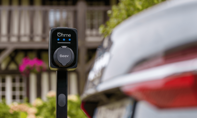 Véhicule électrique près d’une borne de recharge.
