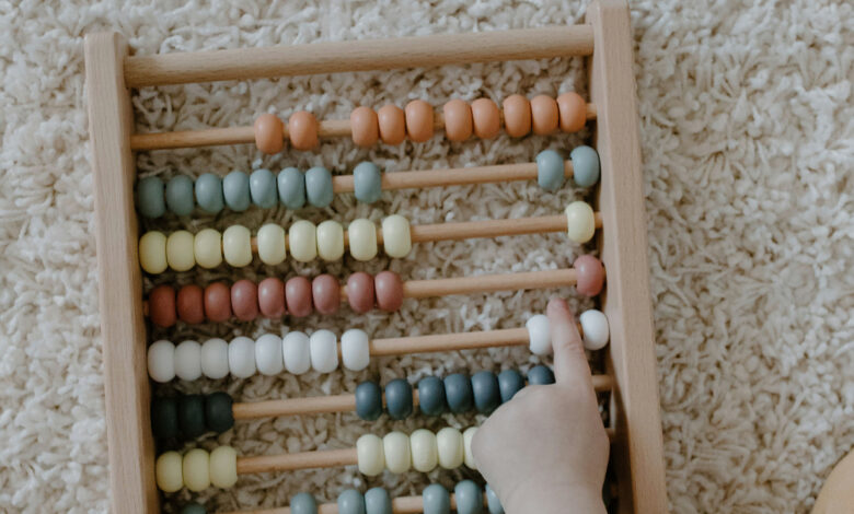 Un enfant manipule les perles d’un boulier.